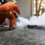 Operario en un curso apagando un incendio