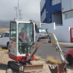 Excavadora haciendo un agujero