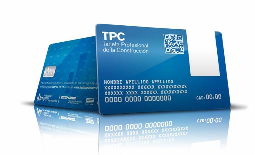 Dos tarjetas de color azul en pie donde se ven las palabras TPC , Nombre Apellido y un código QR